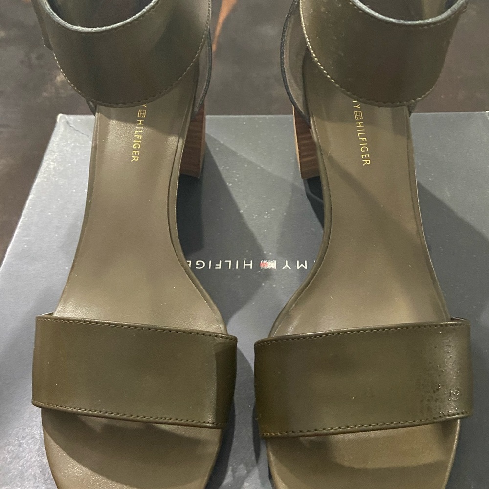 Tommy Hilfiger women’s 8 1/2 olive green sandal gently worn, very good condition